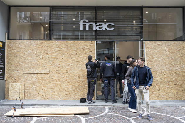 Shops Are Being Barricaded Ahead of The Demonstration - Lille Shops in Lille are boarded up with wooden panels ahead the demonstration in favor of purchasing power, the protection of public services, and fiscal and social justice, in Paris on October 24, 2026 as part of a nationwide call for mobilisation and protest bringing together former members of the Yellow Vest movement, labor unions, high school and university students. Photo by Sebastien Courdji ABACAPRESS.COM Lille nord France  Copyright: xCourdjixSebastien ABACAx