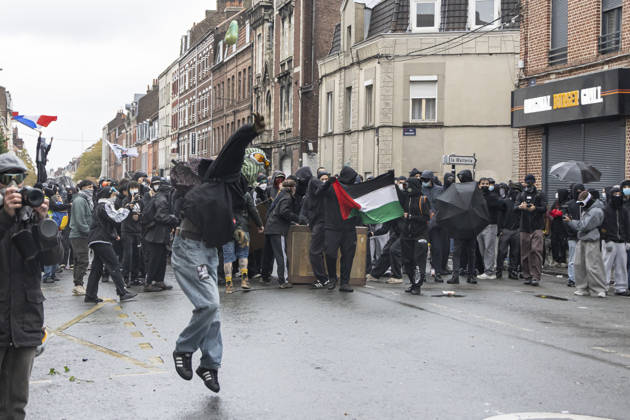 Clashes During The Yellow Vests Protest Act II - Lille Clashes during the demonstration in favor of purchasing power, the protection of public services, and fiscal and social justice, in Lille on October 24, 2026 as part of a nationwide call for mobilisation and protest bringing together former members of the Yellow Vest movement, labor unions, high school and university students. Photo by Sebastien Courdji ABACAPRESS.COM Lille nord France  Copyright: xCourdjixSebastien ABACAx