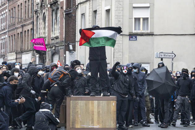 Clashes During The Yellow Vests Protest Act II - Lille Clashes during the demonstration in favor of purchasing power, the protection of public services, and fiscal and social justice, in Lille on October 24, 2026 as part of a nationwide call for mobilisation and protest bringing together former members of the Yellow Vest movement, labor unions, high school and university students. Photo by Sebastien Courdji ABACAPRESS.COM Lille nord France  Copyright: xCourdjixSebastien ABACAx