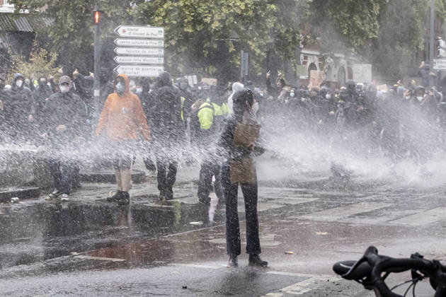 Clashes During The Yellow Vests Protest Act II - Lille Clashes during the demonstration in favor of purchasing power, the protection of public services, and fiscal and social justice, in Lille on October 24, 2026 as part of a nationwide call for mobilisation and protest bringing together former members of the Yellow Vest movement, labor unions, high school and university students. Photo by Sebastien Courdji ABACAPRESS.COM Lille nord France  Copyright: xCourdjixSebastien ABACAx