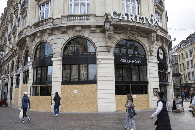 Shops Are Being Barricaded Ahead of The Demonstration - Lille Shops in Lille are boarded up with wooden panels ahead the demonstration in favor of purchasing power, the protection of public services, and fiscal and social justice, in Paris on October 24, 2026 as part of a nationwide call for mobilisation and protest bringing together former members of the Yellow Vest movement, labor unions, high school and university students. Photo by Sebastien Courdji ABACAPRESS.COM Lille nord France  Copyright: xCourdjixSebastien ABACAx