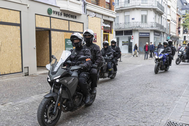 Shops Are Being Barricaded Ahead of The Demonstration - Lille Shops in Lille are boarded up with wooden panels ahead the demonstration in favor of purchasing power, the protection of public services, and fiscal and social justice, in Paris on October 24, 2026 as part of a nationwide call for mobilisation and protest bringing together former members of the Yellow Vest movement, labor unions, high school and university students. Photo by Sebastien Courdji ABACAPRESS.COM Lille nord France  Copyright: xCourdjixSebastien ABACAx
