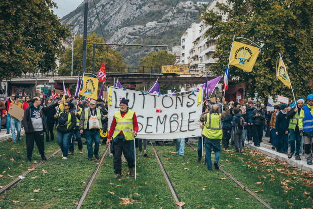 Yellow Vests Protest Act II - Grenoble A new day of mobilization took place on Saturday, October 24, called by the Yellow Vests (Gilets jaunes) and supported by high school students, university students, and labor unions, to protest against the high cost of living. A significant security presence was deployed. Nevertheless, clashes between masked individuals and law enforcement occurred on the fringes of the march. Photo by Leo Previtali ABACAPRESS.COM Grenoble France  Copyright: xPrevitalixLeo ABACAx