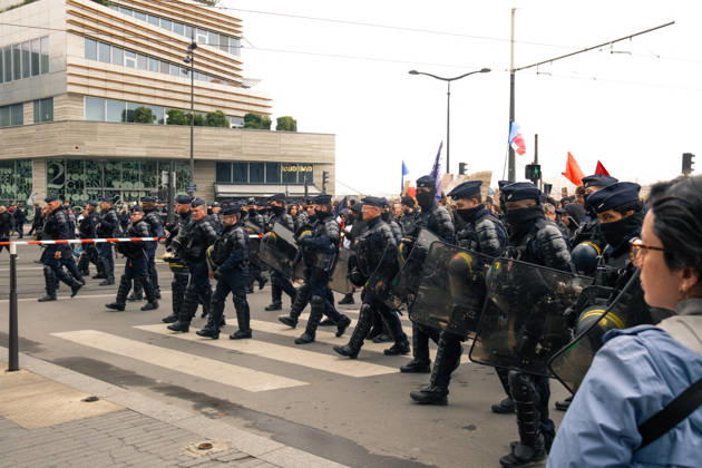 Yellow Vests Protest Act II - Paris Police officers escort demonstrators along the route from Porte d’Italie to Porte de Vincennes in Paris, France, on October 24, 2026. A large police presence accompanies the march along the boulevards des Maréchaux during a nationwide protest against the rising cost of living and in support of higher wages, public services and students’ demands. Photo by Jules Bernard ABACAPRESS.COM Paris Île-de-France France  Copyright: xBernardxJules ABACAx