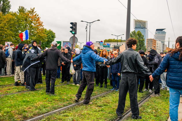 Yellow Vests Protest Act II - Paris Demonstrators hold hands in a gesture of unity during a march against the rising cost of living in Paris, France, on October 24, 2026. Participants march from Porte d’Italie to Porte de Vincennes to call for higher wages, defend public services and support the demands of school and university students. Photo by Jules Bernard ABACAPRESS.COM Paris Île-de-France France  Copyright: xBernardxJules ABACAx