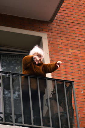 Yellow Vests Protest Act II - Paris A resident gestures from her balcony as the march passes. Paris, France, on October 24, 2026, during a demonstration held a week after the October 17 mobilisation. The march was generally calm and accompanied by police. Photo by Jules Bernard ABACAPRESS.COM Photo by Jules Bernard ABACAPRESS.COM Paris Île-de-France France  Copyright: xBernardxJules ABACAx