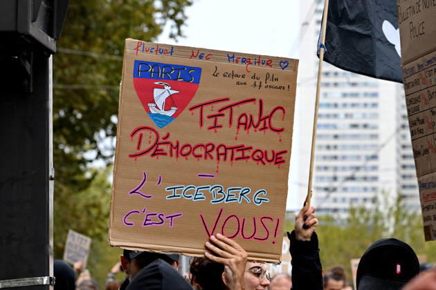 Yellow Vests Protest Act II - Paris Demonstration in favor of purchasing power, the protection of public services, and fiscal and social justice, as part of a nationwide call for mobilisation bringing together former members of the Yellow Vest movement, labor unions, high school and university students. in Paris on October 24, 2026. Photo by Karim Ait Adjedjou ABACAPRESS.COM Paris France  Copyright: xAitxAdjedjouxKarim ABACAx