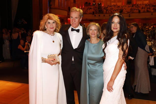 Vivian Honert Boddin and Maxi Fenger with guests at the 31st Leipzig Opera Ball 2026 at the Leipzig Opera, Leipzig, October 24, 2026 Foto:xR.xStoffelsx xFuturexImagex opernball2026_6117