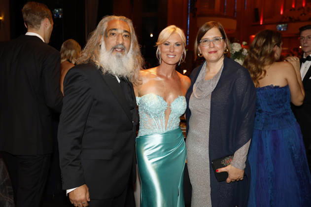Senay Gueler, Kamilla Senjo, and a guest at the 31st Leipzig Opera Ball 2026 at the Leipzig Opera House, Leipzig, October 24, 2026 Foto:xR.xStoffelsx xFuturexImagex opernball2026_6119