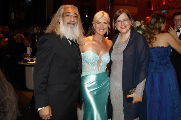 Senay Gueler, Kamilla Senjo, and a guest at the 31st Leipzig Opera Ball 2026 at the Leipzig Opera House, Leipzig, October 24, 2026 Foto:xR.xStoffelsx xFuturexImagex opernball2026_6120