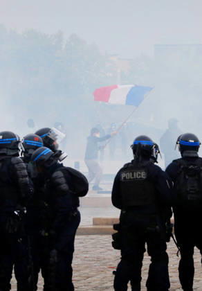 Several thousand people are marching through downtown Bordeaux on October 24, 2026. Patrick Bernard, Bestimage. Several thousand people are marching through downtown Bordeaux for the demonstration on October 24, 2026, in Bordeaux, France.  Copyright: xPatrickxBernardx2x xBestimagexPatrickxBernardx2x xBestimagex