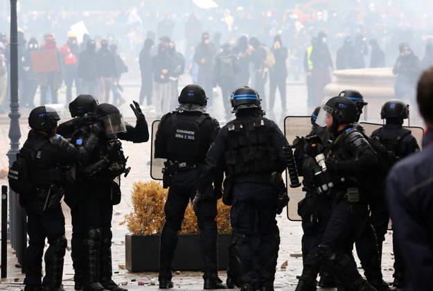 Several thousand people are marching through downtown Bordeaux on October 24, 2026. Patrick Bernard, Bestimage. Several thousand people are marching through downtown Bordeaux for the demonstration on October 24, 2026, in Bordeaux, France.  Copyright: xPatrickxBernardx2x xBestimagexPatrickxBernardx2x xBestimagex