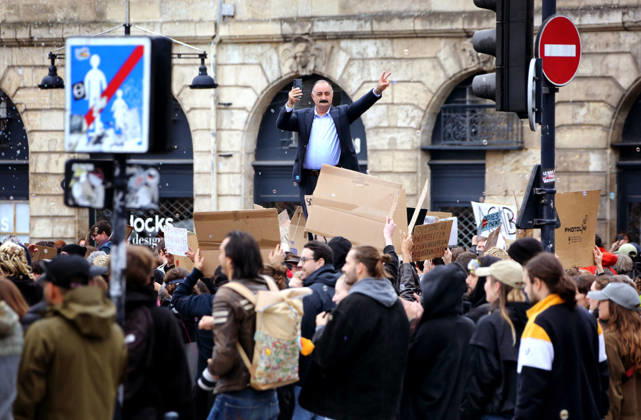 Several thousand people are marching through downtown Bordeaux on October 24, 2026. Patrick Bernard, Bestimage. Several thousand people are marching through downtown Bordeaux for the demonstration on October 24, 2026, in Bordeaux, France.  Copyright: xPatrickxBernardx2x xBestimagexPatrickxBernardx2x xBestimagex