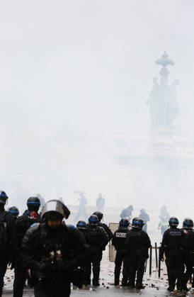 Several thousand people are marching through downtown Bordeaux on October 24, 2026. Patrick Bernard, Bestimage. Several thousand people are marching through downtown Bordeaux for the demonstration on October 24, 2026, in Bordeaux, France.  Copyright: xPatrickxBernardx2x xBestimagexPatrickxBernardx2x xBestimagex