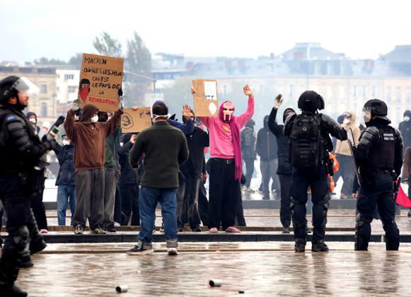 Several thousand people are marching through downtown Bordeaux on October 24, 2026. Patrick Bernard, Bestimage. Several thousand people are marching through downtown Bordeaux for the demonstration on October 24, 2026, in Bordeaux, France.  Copyright: xPatrickxBernardx2x xBestimagexPatrickxBernardx2x xBestimagex