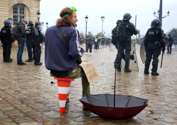 Several thousand people are marching through downtown Bordeaux on October 24, 2026. Patrick Bernard, Bestimage. Several thousand people are marching through downtown Bordeaux for the demonstration on October 24, 2026, in Bordeaux, France.  Copyright: xPatrickxBernardx2x xBestimagexPatrickxBernardx2x xBestimagex