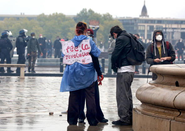 Several thousand people are marching through downtown Bordeaux on October 24, 2026. Patrick Bernard, Bestimage. Several thousand people are marching through downtown Bordeaux for the demonstration on October 24, 2026, in Bordeaux, France.  Copyright: xPatrickxBernardx2x xBestimagexPatrickxBernardx2x xBestimagex