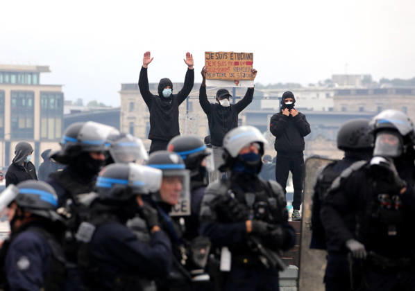 Several thousand people are marching through downtown Bordeaux on October 24, 2026. Patrick Bernard, Bestimage. Several thousand people are marching through downtown Bordeaux for the demonstration on October 24, 2026, in Bordeaux, France.  Copyright: xPatrickxBernardx2x xBestimagexPatrickxBernardx2x xBestimagex