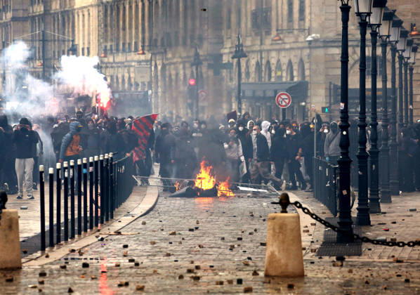 Several thousand people are marching through downtown Bordeaux as part of the demonstration on October 24, 2026, in Bordeaux, France  Copyright: xPatrickxBernardx2x xBestimagexPatrickxBernardx2x xBestimagex