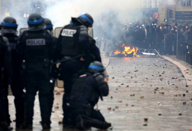 Several thousand people are marching through downtown Bordeaux on October 24, 2026. Patrick Bernard, Bestimage. Several thousand people are marching through downtown Bordeaux for the demonstration on October 24, 2026, in Bordeaux, France.  Copyright: xPatrickxBernardx2x xBestimagexPatrickxBernardx2x xBestimagex