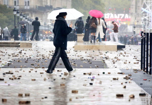 Several thousand people are marching through downtown Bordeaux on October 24, 2026. Patrick Bernard, Bestimage. Several thousand people are marching through downtown Bordeaux for the demonstration on October 24, 2026, in Bordeaux, France.  Copyright: xPatrickxBernardx2x xBestimagexPatrickxBernardx2x xBestimagex