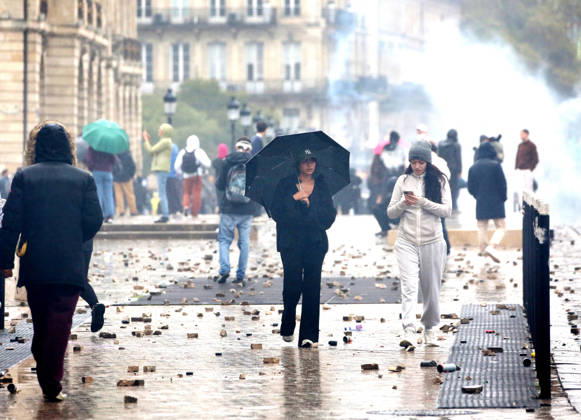 Several thousand people are marching through downtown Bordeaux on October 24, 2026. Patrick Bernard, Bestimage. Several thousand people are marching through downtown Bordeaux for the demonstration on October 24, 2026, in Bordeaux, France.  Copyright: xPatrickxBernardx2x xBestimagexPatrickxBernardx2x xBestimagex