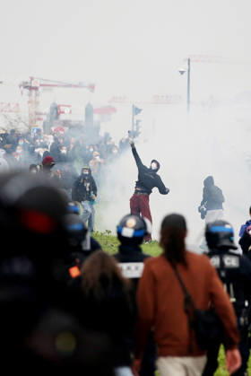 Several thousand people are marching through downtown Bordeaux on October 24, 2026. Patrick Bernard, Bestimage. Several thousand people are marching through downtown Bordeaux for the demonstration on October 24, 2026, in Bordeaux, France.  Copyright: xPatrickxBernardx2x xBestimagexPatrickxBernardx2x xBestimagex