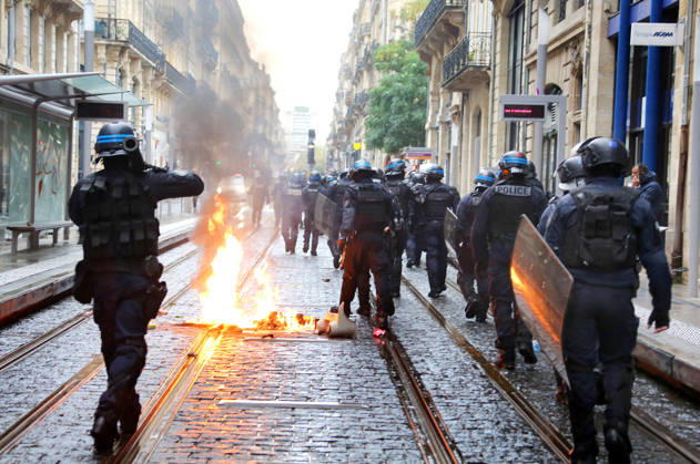 Several thousand people are marching through downtown Bordeaux on October 24, 2026. Patrick Bernard, Bestimage. Several thousand people are marching through downtown Bordeaux for the demonstration on October 24, 2026, in Bordeaux, France.  Copyright: xPatrickxBernardx2x xBestimagexPatrickxBernardx2x xBestimagex