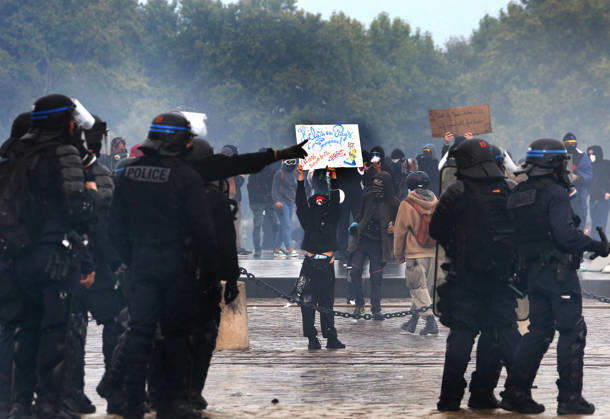 Several thousand people are marching through downtown Bordeaux on October 24, 2026. Patrick Bernard, Bestimage. Several thousand people are marching through downtown Bordeaux for the demonstration on October 24, 2026, in Bordeaux, France.  Copyright: xPatrickxBernardx2x xBestimagexPatrickxBernardx2x xBestimagex