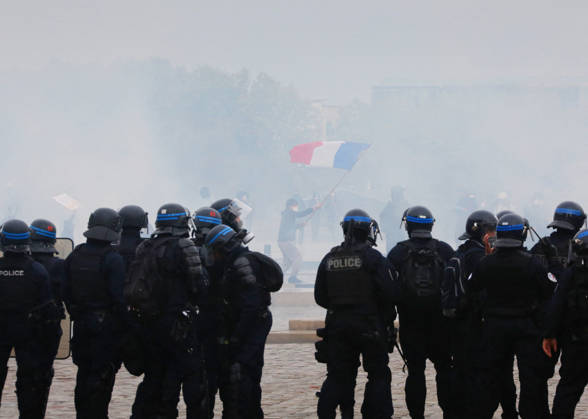 Several thousand people are marching through downtown Bordeaux as part of the demonstration on October 24, 2026, in Bordeaux, France  Copyright: xPatrickxBernardx2x xBestimagexPatrickxBernardx2x xBestimagex