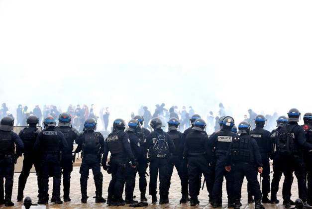Several thousand people are marching through downtown Bordeaux on October 24, 2026. Patrick Bernard, Bestimage. Several thousand people are marching through downtown Bordeaux for the demonstration on October 24, 2026, in Bordeaux, France.  Copyright: xPatrickxBernardx2x xBestimagexPatrickxBernardx2x xBestimagex