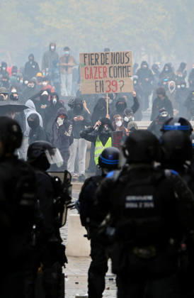 Several thousand people are marching through downtown Bordeaux on October 24, 2026. Patrick Bernard, Bestimage. Several thousand people are marching through downtown Bordeaux for the demonstration on October 24, 2026, in Bordeaux, France.  Copyright: xPatrickxBernardx2x xBestimagexPatrickxBernardx2x xBestimagex