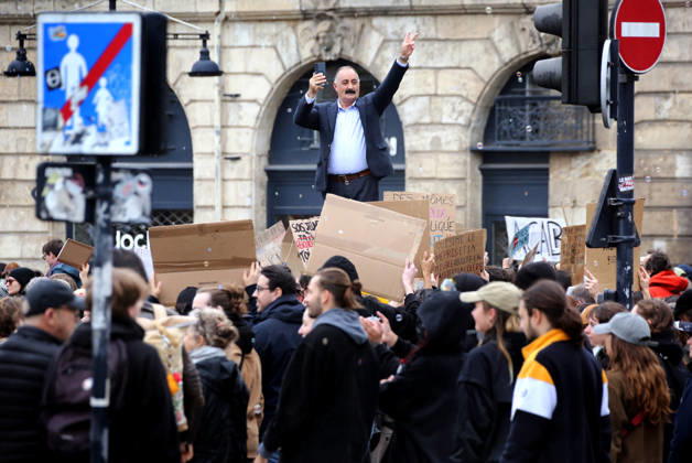 Several thousand people are marching through downtown Bordeaux on October 24, 2026. Patrick Bernard, Bestimage. Several thousand people are marching through downtown Bordeaux for the demonstration on October 24, 2026, in Bordeaux, France.  Copyright: xPatrickxBernardx2x xBestimagexPatrickxBernardx2x xBestimagex