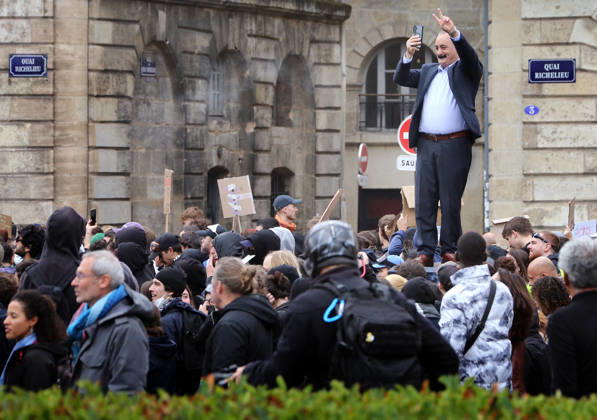 Several thousand people are marching through downtown Bordeaux on October 24, 2026. Patrick Bernard, Bestimage. Several thousand people are marching through downtown Bordeaux for the demonstration on October 24, 2026, in Bordeaux, France.  Copyright: xPatrickxBernardx2x xBestimagexPatrickxBernardx2x xBestimagex