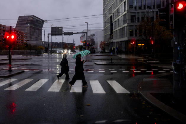 Boele Oslo 20261025: Stormy weather and heavy rain in downtown Oslo’s Bjorvika neighborhood on Sunday morning. Photo by Javad Parsa, NTB, Oslo, Norway. 7azuo4j6f1A. EDITORIAL USE ONLY. Ref: BNC7azuo4j6f1A.jpg  Copyright: xJavadxParsax xNTBx