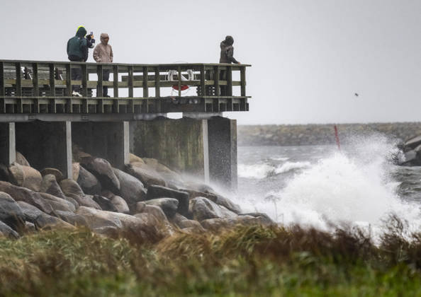 YSTAD, October 25, 2026: Storm watchers on the swimming pier at the small boat harbor in Ystad amid strong winds as Storm Boelo swept across southern Sweden on Sunday. YSTAD, SWEDEN x50090x  Copyright: xJohanxNilssonx xTTx HÖSTRUSK OCH HARDA VIND - STORMEN BOELO IcQyDa5E3uM