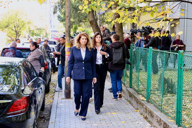 BULGARIA, SOFIA - OCTOBER 25, 2026: Bulgaria s incumbent president Iliana Iotova (C front) is seen at a polling station during the 2026 Bulgarian presidential election. On 25 October, the Bulgarians went to the polls to elect the country s president and vice president. Igor Lenkin TASS  99933398