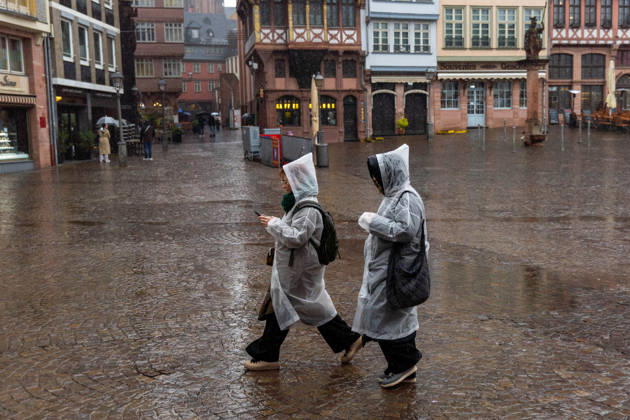 October 25, 2026, Frankfurt, Hesse, Germany: Tourists wearing rain covers walk through the city on a rainy day in Frankfurt am Main, Germany. Frankfurt Germany - ZUMAb332 20261025_zip_b332_002 Copyright: xMatiasxBasualdox