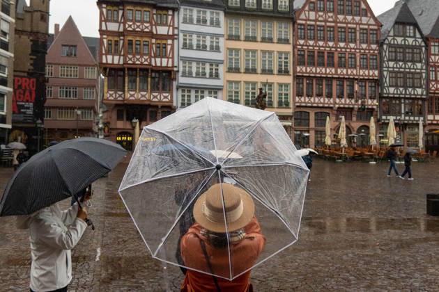October 25, 2026, Frankfurt, Hesse, Germany: Tourists take photographs on a rainy day in Frankfurt am Main, Germany. Frankfurt Germany  - ZUMAb332 20261025_zip_b332_005 Copyright: xMatiasxBasualdox