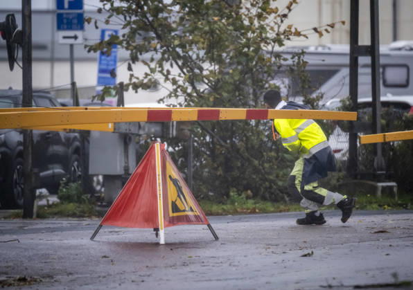 YSTAD, October 25, 2026—Staff are setting up barriers at the railroad crossing gates, which became stuck in the lowered position at the port of Ystad due to strong winds as Storm Boelo swept across southern Sweden on Sunday. YSTAD, SWEDEN x50090x  Copyright: xJohanxNilssonx xTTx HÖSTRUSK OCH HARDA VIND - STORMEN BOELO L2iC4TGtHrg