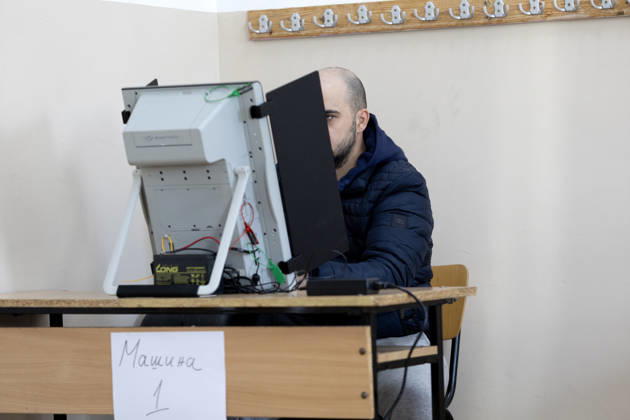 Presidential elections in Bulgaria SOFIA, BULGARIA - OCTOBER 25: A man casts his ballot at a polling station during Bulgaria s presidential election in Sofia, Bulgaria, on October 25, 2026. A total of 27 presidential and vice-presidential candidate pairs are participating in the election. Hristo Vladev Anadolu Sofia Bulgaria. Editorial use only. Please get in touch for any other usage.  Copyright: x2026xAnadoluxHristoxVladevx