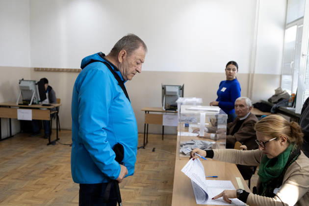 Presidential elections in Bulgaria SOFIA, BULGARIA - OCTOBER 25: Voters cast their ballots at a polling station during Bulgaria s presidential election in Sofia, Bulgaria, on October 25, 2026. A total of 27 presidential and vice-presidential candidate pairs are participating in the election. Hristo Vladev Anadolu Sofia Bulgaria. Editorial use only. Please get in touch for any other usage.  Copyright: x2026xAnadoluxHristoxVladevx