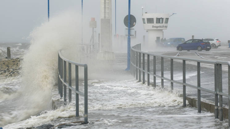 Storm Manja is over northern Germany and showing its power. With hurricane-force gusts, it is hitting the North Sea coast particularly hard. Many travelers w