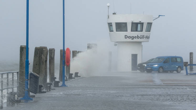 Storm Manja is over northern Germany and showing its power. With hurricane-force gusts, it is hitting the North Sea coast particularly hard. Many travelers w