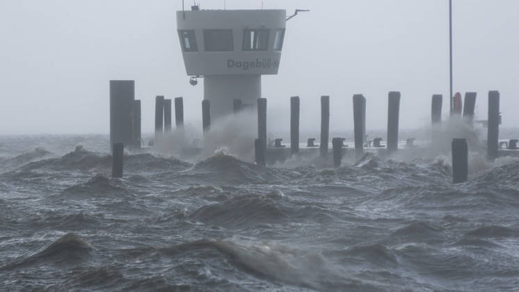 Storm Manja is over northern Germany and showing its power. With hurricane-force gusts, it is hitting the North Sea coast particularly hard. Many travelers w
