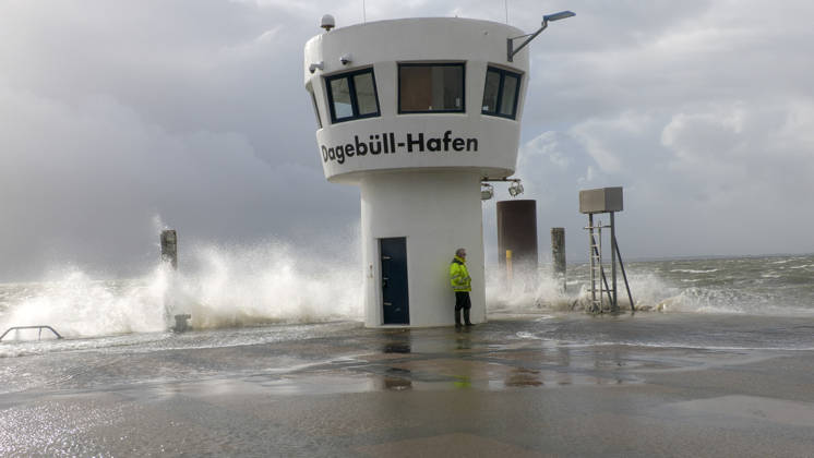 Storm Manja is over northern Germany and showing its power. With hurricane-force gusts, it is hitting the North Sea coast particularly hard. Many travelers w