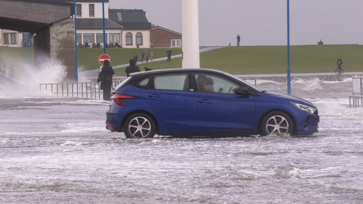 Storm Manja is over northern Germany and showing its power. With hurricane-force gusts, it is hitting the North Sea coast particularly hard. Many travelers w