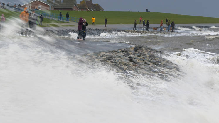 Storm Manja is over northern Germany and showing its power. With hurricane-force gusts, it is hitting the North Sea coast particularly hard. Many travelers w