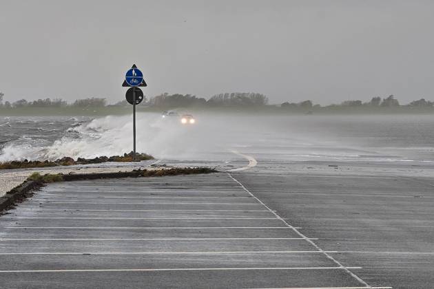 Pellworm, Schleswig-Holstein, Germany, October 25, 2026: A storm on the North Sea; cars drive across the causeway to the deep-water pier Copyright: xdtsxNachrichtenagenturx dts_140553