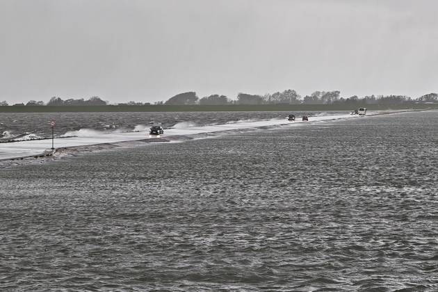 Pellworm, Schleswig-Holstein, Germany, October 25, 2026: A storm on the North Sea; cars drive across the causeway to the deep-water pier Copyright: xdtsxNachrichtenagenturx dts_140554